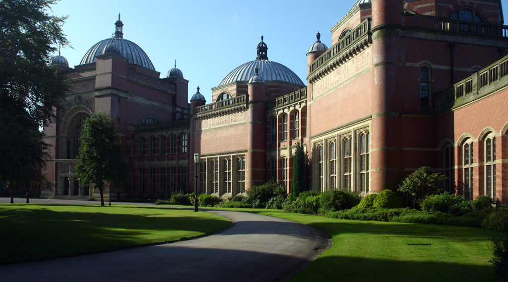 The outside of the Aston Webb Building at Manchester Universty